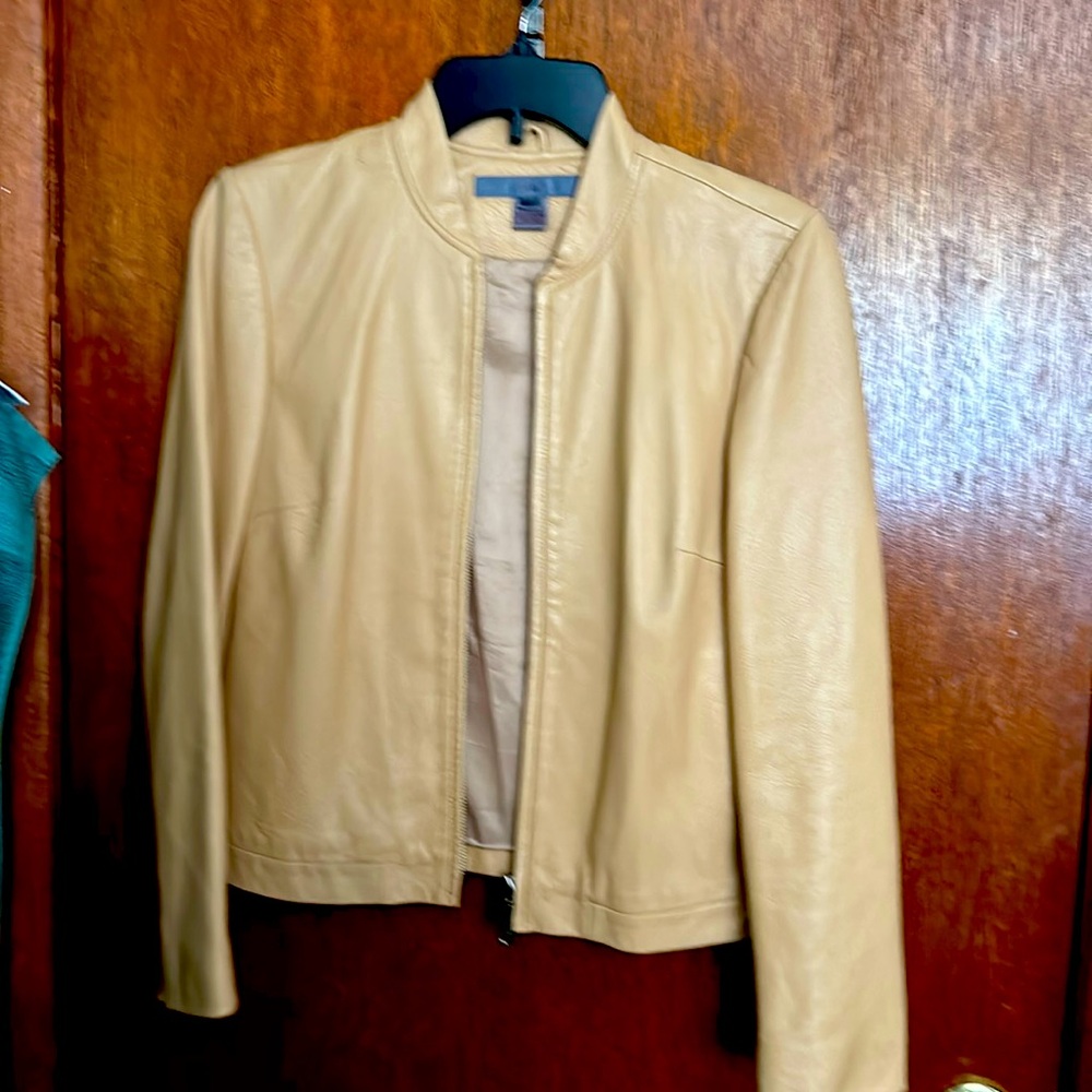 Women’s short leather jacket. Beautiful condition. Professional leather.